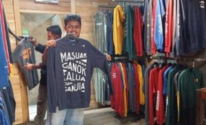 kaos souvenir bukittinggi