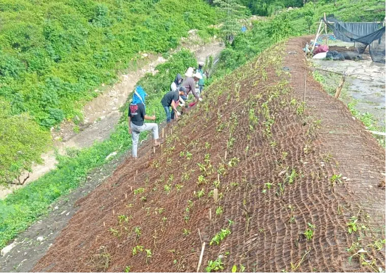 jaring cocomesh pada area proyek konstruksi